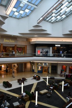 22 Haziran 2024 'te Denver, Colorado' daki Cherry Creek Alışveriş Merkezi 'nde görüldü..