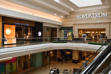 22 Haziran 2024 'te Denver, Colorado' daki Cherry Creek Alışveriş Merkezi 'nde görüldü..