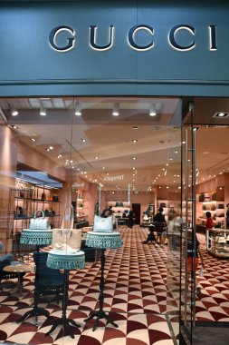 22 Haziran 2024 'te Denver, Colorado' daki Cherry Creek Alışveriş Merkezi 'ndeki Gucci mağazasında görüldü..