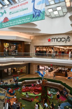 22 Haziran 2024 'te Denver, Colorado' daki Cherry Creek Alışveriş Merkezi 'nde çocuklar oyun alanında görüldü..