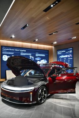 22 Haziran 2024 'te Denver, Colorado' daki Cherry Creek Alışveriş Merkezi 'ndeki Berrak Mağaza' da görüldü..