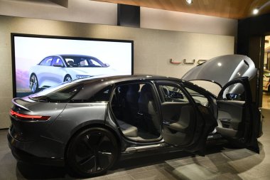 22 Haziran 2024 'te Denver, Colorado' daki Cherry Creek Alışveriş Merkezi 'ndeki Berrak Mağaza' da görüldü..