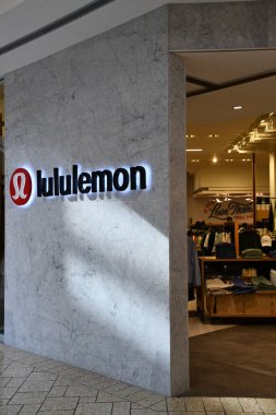 22 Haziran 2024 'te Denver, Colorado' daki Cherry Creek Alışveriş Merkezi 'nde görülen Lululemon mağazası..