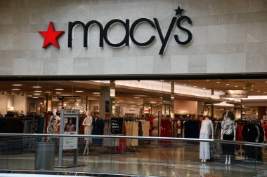 22 Haziran 2024 'te Denver, Colorado' daki Cherry Creek Alışveriş Merkezi 'nde Macys mağazasında görüldü..