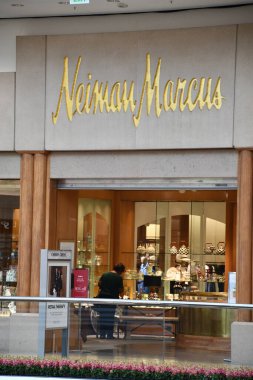 22 Haziran 2024 'te Denver, Colorado' daki Cherry Creek Alışveriş Merkezi 'nde Neiman Marcus mağazasında görüldü..
