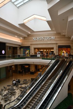 22 Haziran 2024 'te Denver, Colorado' daki Cherry Creek Alışveriş Merkezi 'ndeki Nordstrom mağazasında görüldü..