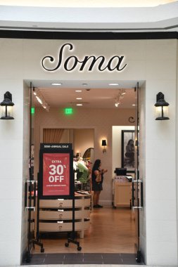 22 Haziran 2024 'te Denver, Colorado' daki Cherry Creek Alışveriş Merkezi 'ndeki Soma mağazasında görüldü..