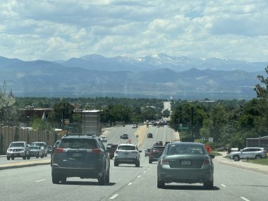 DENVER, CO - 22 Haziran 2024 'te görüldüğü üzere Colorado' da Denver 'da geziniyor..