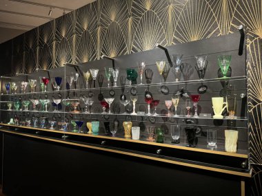 DENVER, CO - 22 Haziran 2024 'te Denver, Colorado' daki Kirkland Güzel & Dekoratif Sanat Müzesi 'nde Vanity & Vice-American Art Deco sergisi açıldı..