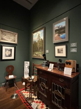 DENVER, CO - 22 Haziran 2024 'te Denver, Colorado' daki Kirkland Güzel ve Dekoratif Sanatlar Müzesi 'nde sergi.