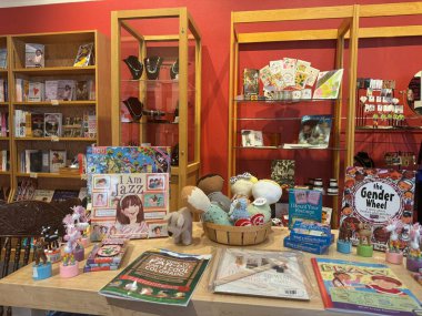 DENVER, CO - 22 Haziran 2024 'te Denver, Colorado Kadın Tarihi Merkezi' nde görülen hediyelik eşya dükkanı.