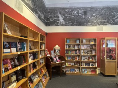 DENVER, CO - 22 Haziran 2024 'te Denver, Colorado Kadın Tarihi Merkezi' nde görülen hediyelik eşya dükkanı.