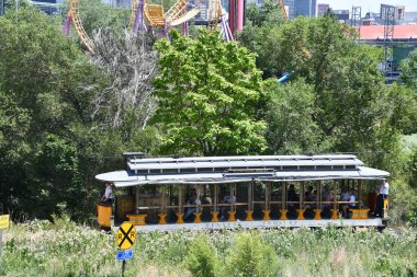 Denver, Colorado 'daki Confluence Park' ta 22 Haziran 2024 'te görüldüğü gibi Denver Tramvayı.