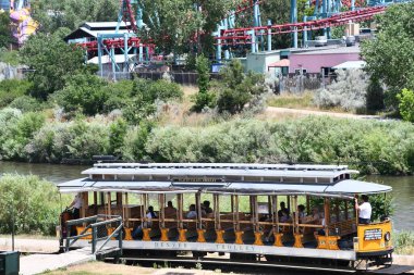 Denver, Colorado 'daki Confluence Park' ta 22 Haziran 2024 'te görüldüğü gibi Denver Tramvayı.