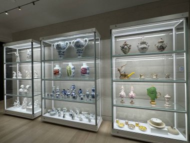 TORONTO, ON - 27 Mayıs 2024 'te Kanada' nın Toronto kentindeki Gardiner Müzesindeki Çin Porselen Galerisi.