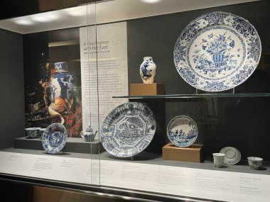 TORONTO, ON - 27 Mayıs 2024 'te Kanada' nın Toronto kentindeki Gardiner Müzesindeki Avrupa Porselen Galerisi.