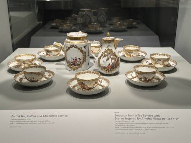 TORONTO, ON - 27 Mayıs 2024 'te Kanada' nın Toronto kentindeki Gardiner Müzesindeki Avrupa Porselen Galerisi.