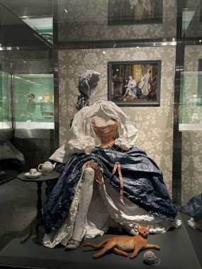 TORONTO, ON - 27 Mayıs 2024 'te Kanada' nın Toronto kentindeki Gardiner Müzesindeki Avrupa Porselen Galerisi.