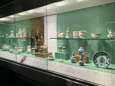 TORONTO, ON - 27 Mayıs 2024 'te Kanada' nın Toronto kentindeki Gardiner Müzesindeki Avrupa Porselen Galerisi.