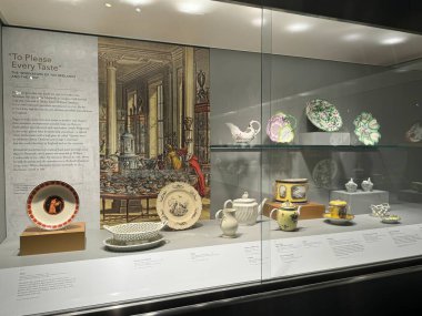 TORONTO, ON - 27 Mayıs 2024 'te Kanada' nın Toronto kentindeki Gardiner Müzesindeki Avrupa Porselen Galerisi.