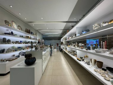 TORONTO, ON - 27 Mayıs 2024 'te Kanada, Toronto' daki Gardiner Müzesinde Hediye Dükkanı.