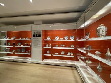 TORONTO, ON - 27 Mayıs 2024 'te Kanada' nın Toronto kentindeki Gardiner Müzesi 'ndeki Japon Porselen Galerisi.