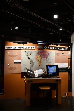 TORONTO, ON - 25 Mayıs 2024 'te Kanada' nın Toronto kentindeki Ontario Bilim Merkezi 'nde bir Gerçek Sorusu sergisi.