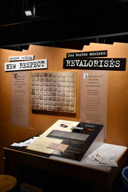 TORONTO, ON - 25 Mayıs 2024 'te Kanada' nın Toronto kentindeki Ontario Bilim Merkezi 'nde bir Gerçek Sorusu sergisi.