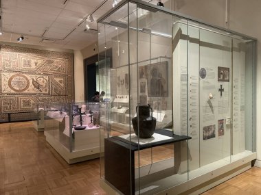 25 Mayıs 2024 'te Kanada' nın Toronto kentindeki Royal Ontario Müzesi 'nde sergi açıldı..