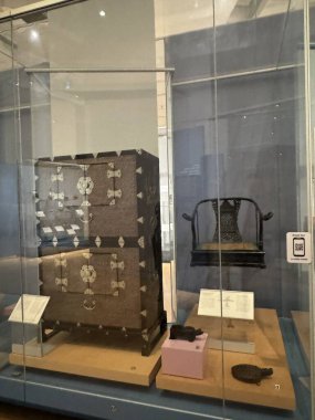 TORONTO, ON - 25 Mayıs 2024 'te Kanada' nın Toronto kentindeki Royal Ontario Müzesinde Asya Koleksiyonu sergisi.