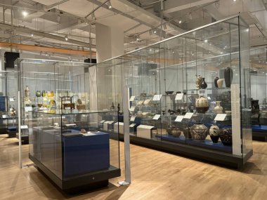 TORONTO, ON - 25 Mayıs 2024 'te Kanada' nın Toronto kentindeki Royal Ontario Müzesinde Asya Koleksiyonu sergisi.