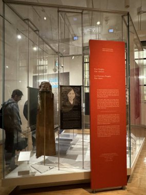 TORONTO, ON - 25 Mayıs 2024 'te Kanada' nın Toronto kentindeki Royal Ontario Müzesinde ilk Peoples Sanat ve Kültür Sergisi.