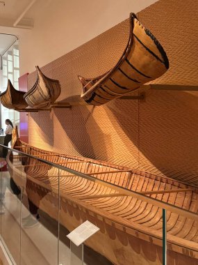 TORONTO, ON - 25 Mayıs 2024 'te Kanada' nın Toronto kentindeki Royal Ontario Müzesinde ilk Peoples Sanat ve Kültür Sergisi.