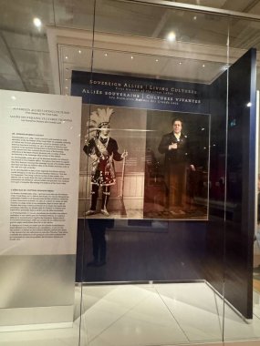 TORONTO, ON - 25 Mayıs 2024 'te Kanada' nın Toronto kentindeki Royal Ontario Müzesinde ilk Peoples Sanat ve Kültür Sergisi.