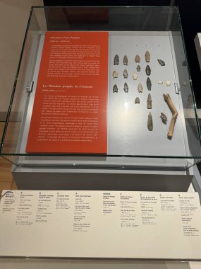 TORONTO, ON - 25 Mayıs 2024 'te Kanada' nın Toronto kentindeki Royal Ontario Müzesinde ilk Peoples Sanat ve Kültür Sergisi.