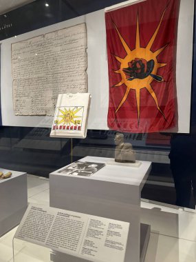 TORONTO, ON - 25 Mayıs 2024 'te Kanada' nın Toronto kentindeki Royal Ontario Müzesinde ilk Peoples Sanat ve Kültür Sergisi.