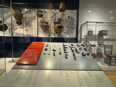 TORONTO, ON - 25 Mayıs 2024 'te Kanada' nın Toronto kentindeki Royal Ontario Müzesinde ilk Peoples Sanat ve Kültür Sergisi.