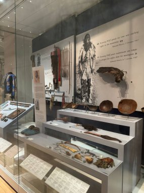 TORONTO, ON - 25 Mayıs 2024 'te Kanada' nın Toronto kentindeki Royal Ontario Müzesinde ilk Peoples Sanat ve Kültür Sergisi.