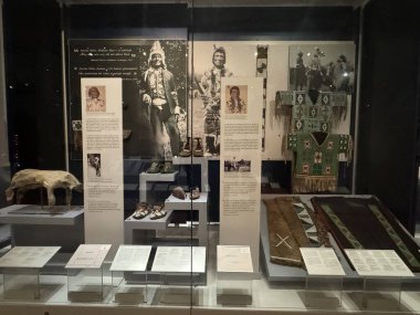 TORONTO, ON - 25 Mayıs 2024 'te Kanada' nın Toronto kentindeki Royal Ontario Müzesinde ilk Peoples Sanat ve Kültür Sergisi.