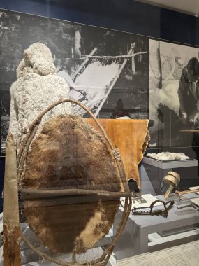TORONTO, ON - 25 Mayıs 2024 'te Kanada' nın Toronto kentindeki Royal Ontario Müzesinde ilk Peoples Sanat ve Kültür Sergisi.