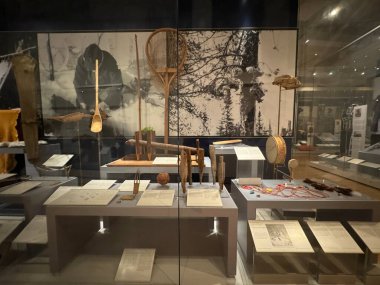 TORONTO, ON - 25 Mayıs 2024 'te Kanada' nın Toronto kentindeki Royal Ontario Müzesinde ilk Peoples Sanat ve Kültür Sergisi.