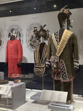 TORONTO, ON - 25 Mayıs 2024 'te Kanada' nın Toronto kentindeki Royal Ontario Müzesinde ilk Peoples Sanat ve Kültür Sergisi.