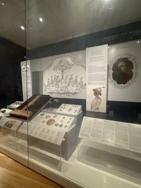 TORONTO, ON - 25 Mayıs 2024 'te Kanada' nın Toronto kentindeki Royal Ontario Müzesinde ilk Peoples Sanat ve Kültür Sergisi.