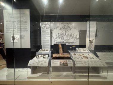 TORONTO, ON - 25 Mayıs 2024 'te Kanada' nın Toronto kentindeki Royal Ontario Müzesinde ilk Peoples Sanat ve Kültür Sergisi.