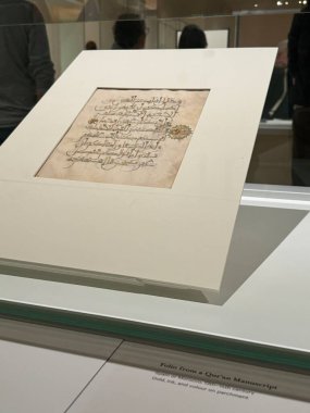 TORONTO, ON - 25 Mayıs 2024 'te Toronto, Kanada' daki Aga Khan Müzesi 'nde sergi.