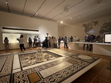 TORONTO, ON - 25 Mayıs 2024 'te Toronto, Kanada' daki Aga Khan Müzesi 'nde sergi.