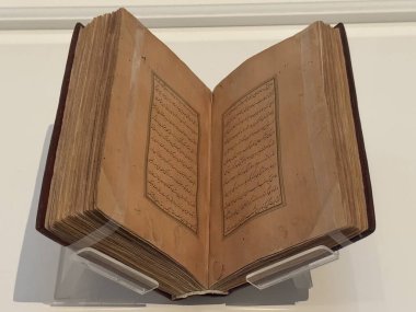 TORONTO, ON - 25 Mayıs 2024 'te Toronto, Kanada' daki Aga Khan Müzesi 'nde sergi.