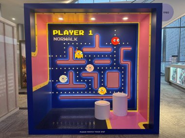 1 Mayıs 2024 'te Norwalk, Connecticut' taki SONO Collection alışveriş merkezinde çok boyutlu fotoğraf deneyimleri yaratmak için düzenlenen Selfie Stüdyosu - On Yıllık Turu. 