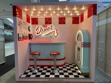 1 Mayıs 2024 'te Norwalk, Connecticut' taki SONO Collection alışveriş merkezinde çok boyutlu fotoğraf deneyimleri yaratmak için düzenlenen Selfie Stüdyosu - On Yıllık Turu. 