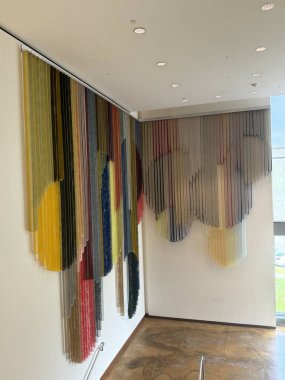 NEW BRITAIN, CT - 4 Mayıs: 4 Mayıs 2024 'te Connecticut' taki Yeni Britanya Amerikan Sanatları Müzesi 'nde sergi.